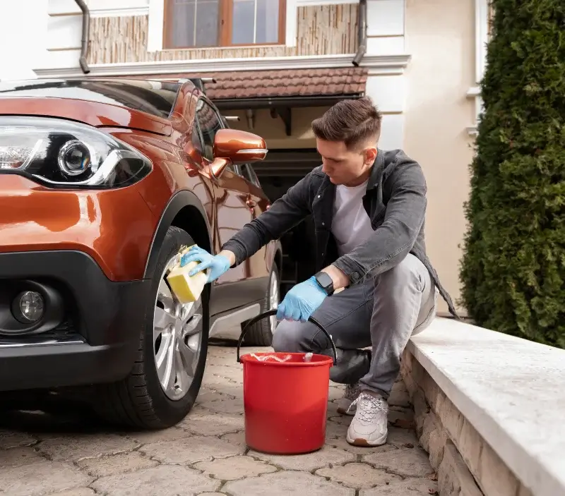Lavage auto à domicile Quettehou : professionnel intervenant sur un véhicule